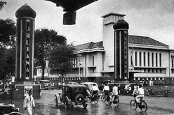 gedung ex bank Indonesia dan gapura Perayaan Ratu Juliana di 1937